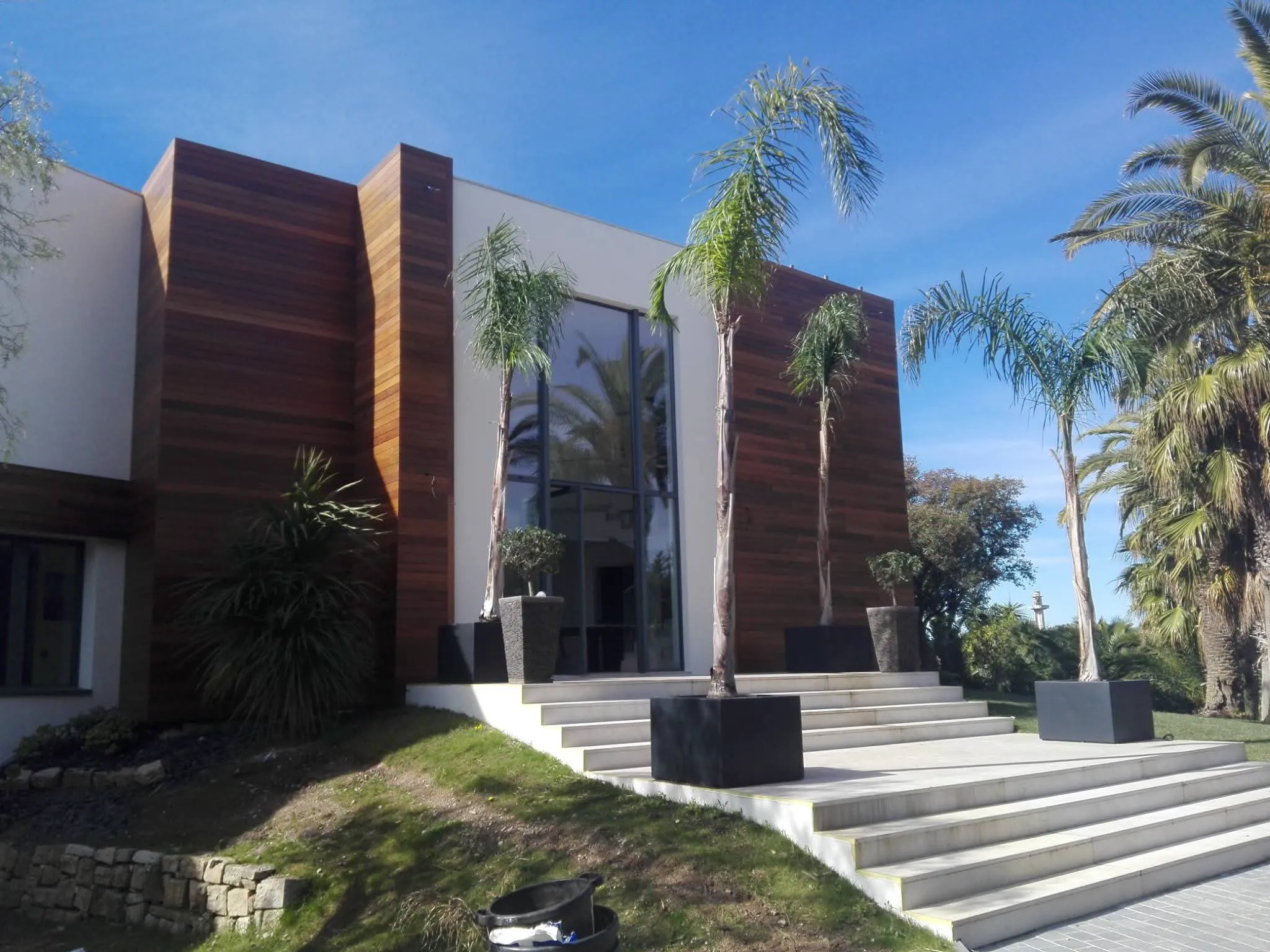 Maison contemporaine avec façade bois et verre
