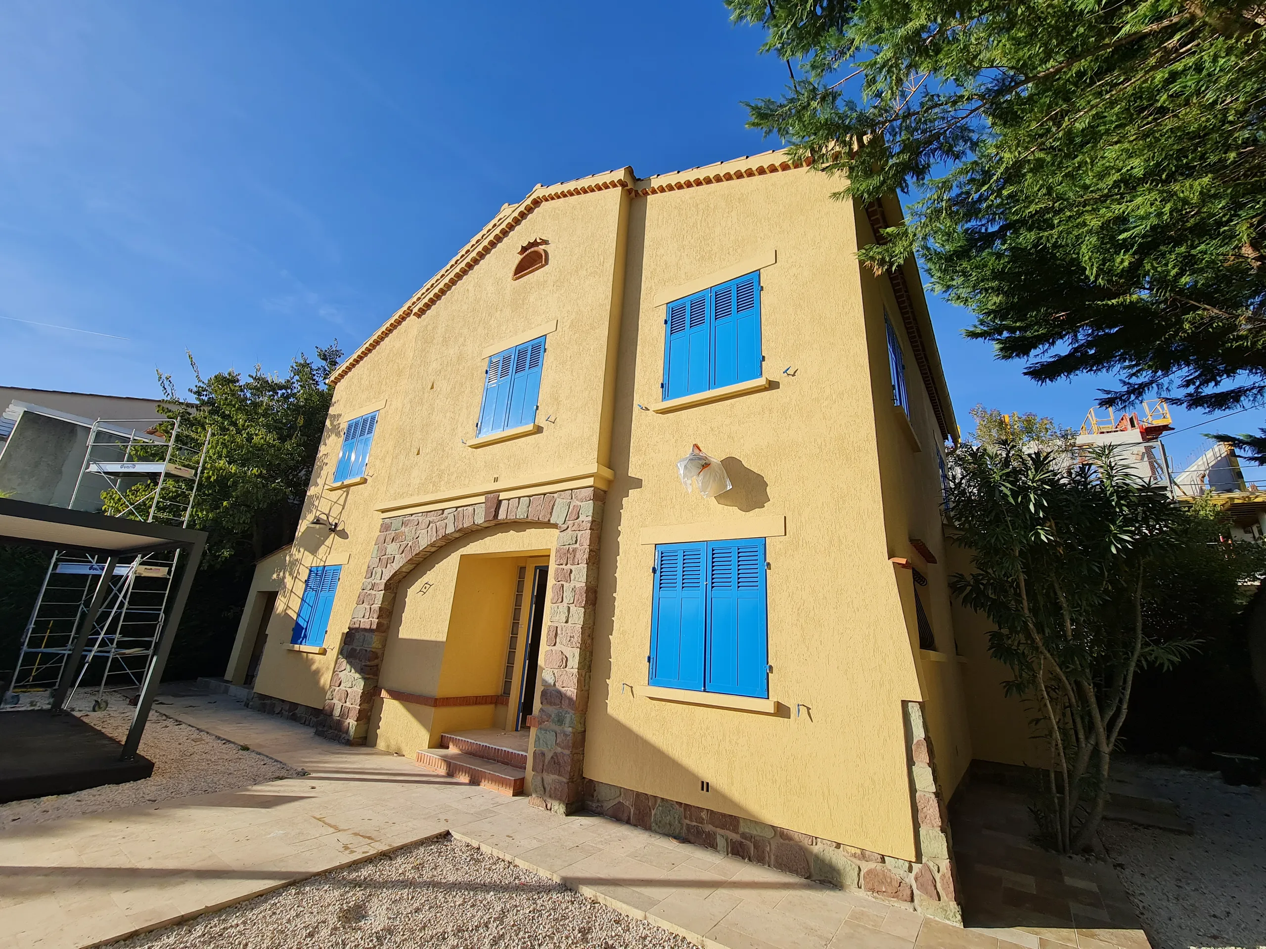 Villa méditerranéenne jaune aux volets bleus