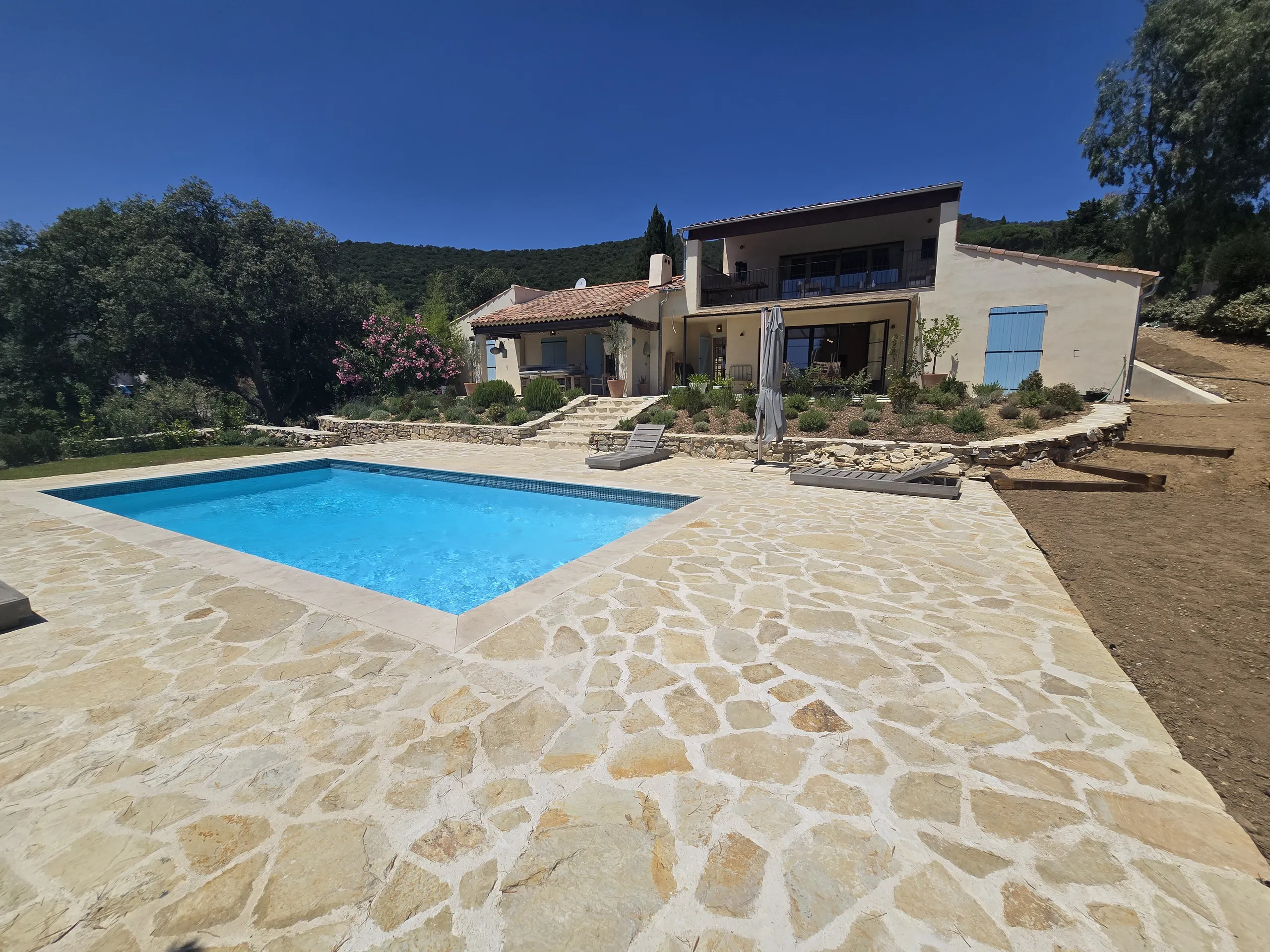 Villa contemporaine avec piscine privée