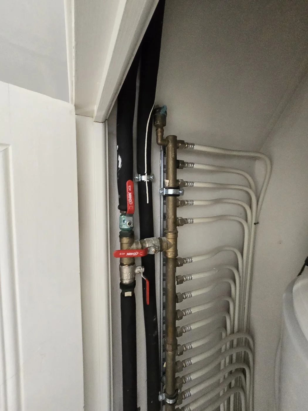 Système de plomberie et de chauffage installé dans un espace de rangement