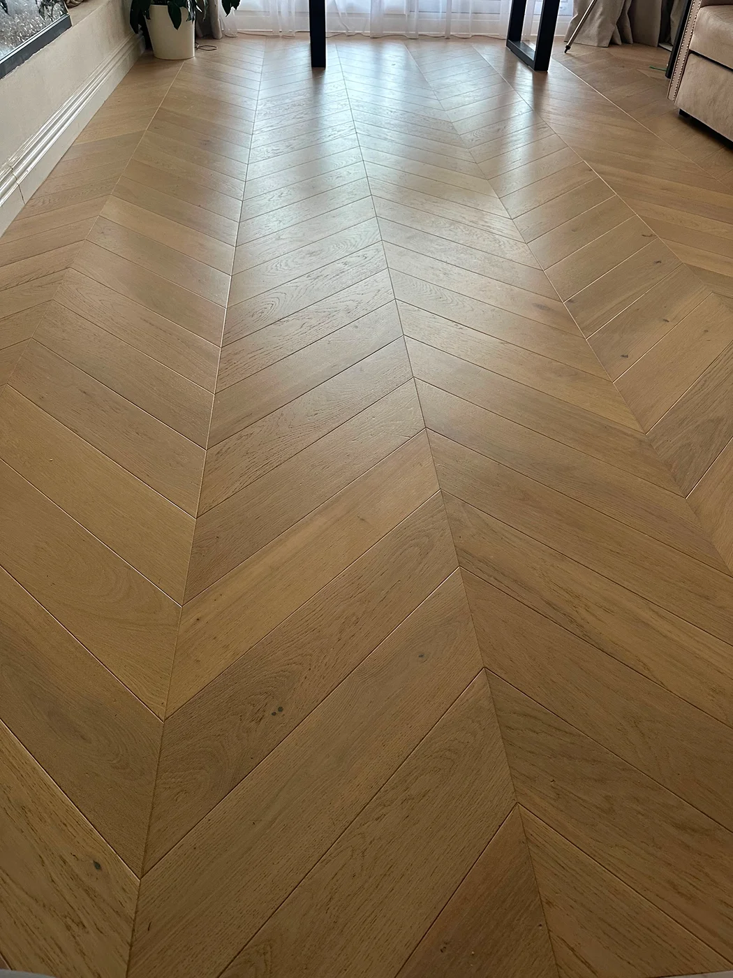 Salle de bain rénovée avec des carreaux en pierre et un lavabo moderne