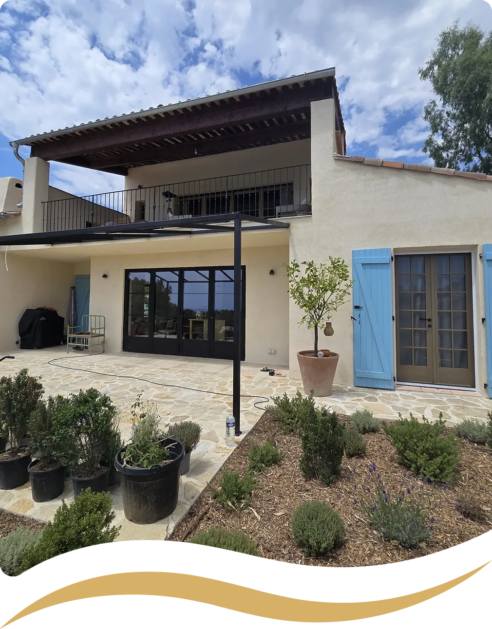 Artisan de notre entreprise de rénovation au travail sur un chantier