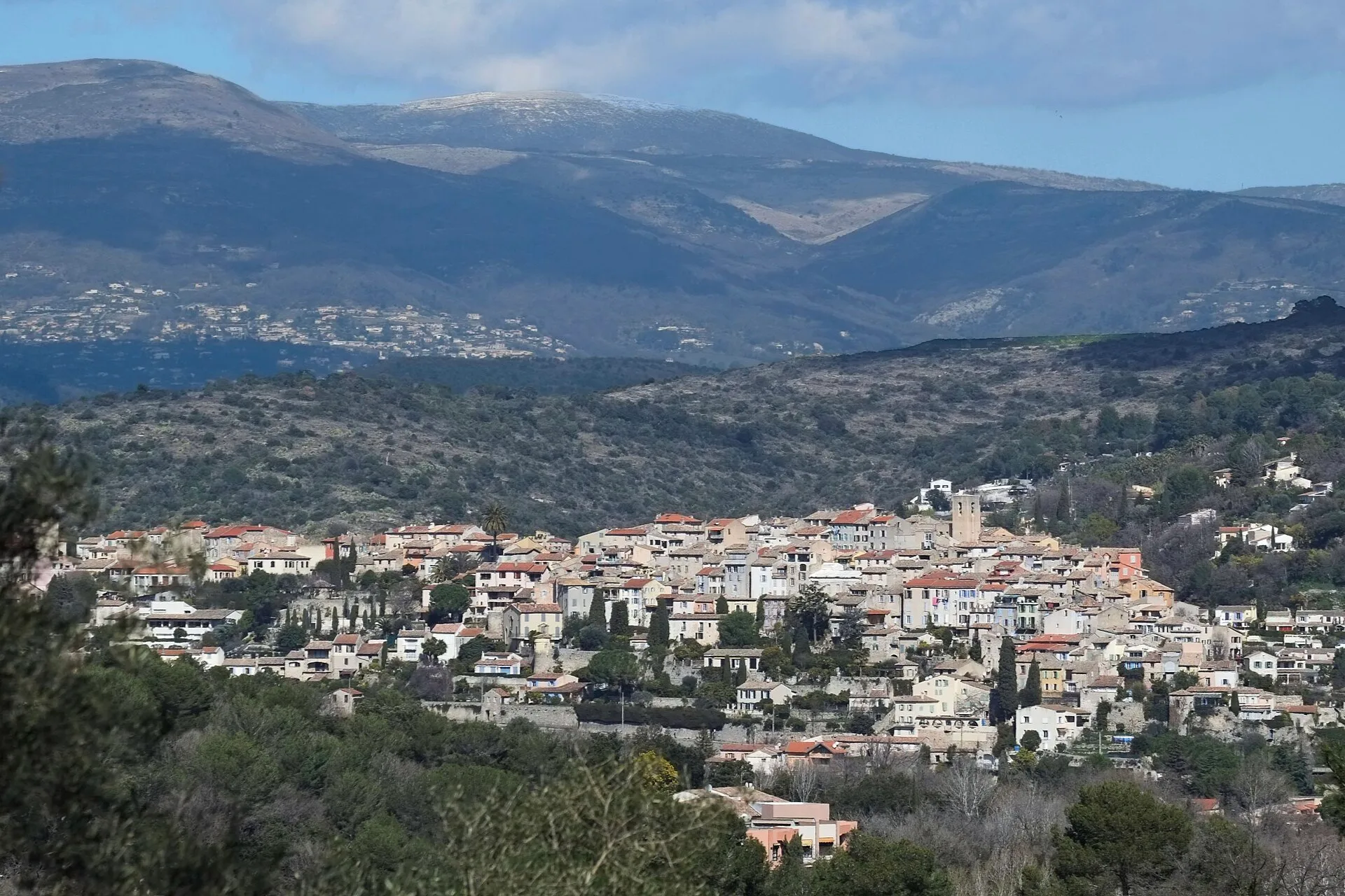 Biot - Vue du village de Biot depuis le chemin de l’Orangerie d’Antibes.