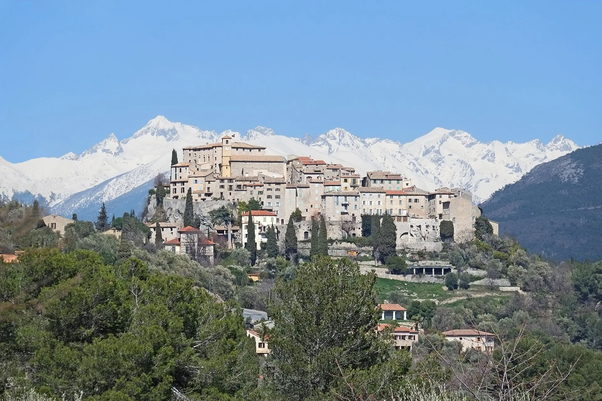 Carros - Vue du village de Carros et du Mercantour enneigé au nord de la résidence de l’Estellan.