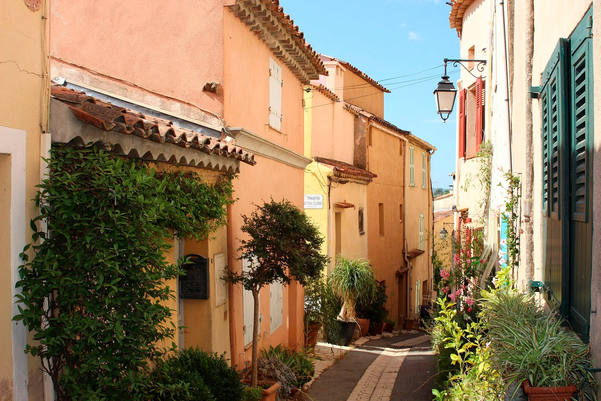 Cogolin - La rue du Piquet au cœur du vieux-village de Cogolin