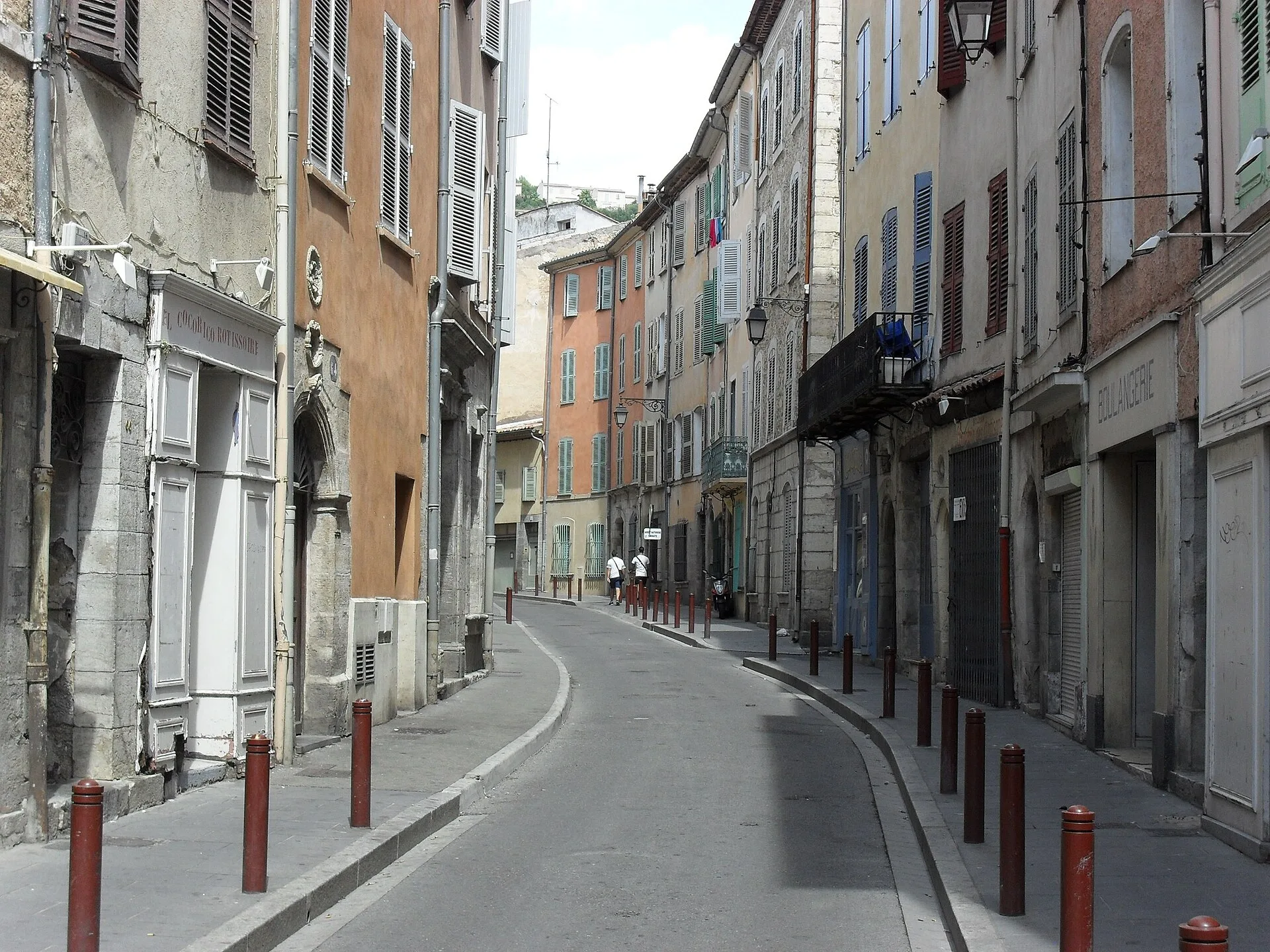 Draguignan - Rue de l'Observance de Draguignan, vue depuis la place aux Herbes.