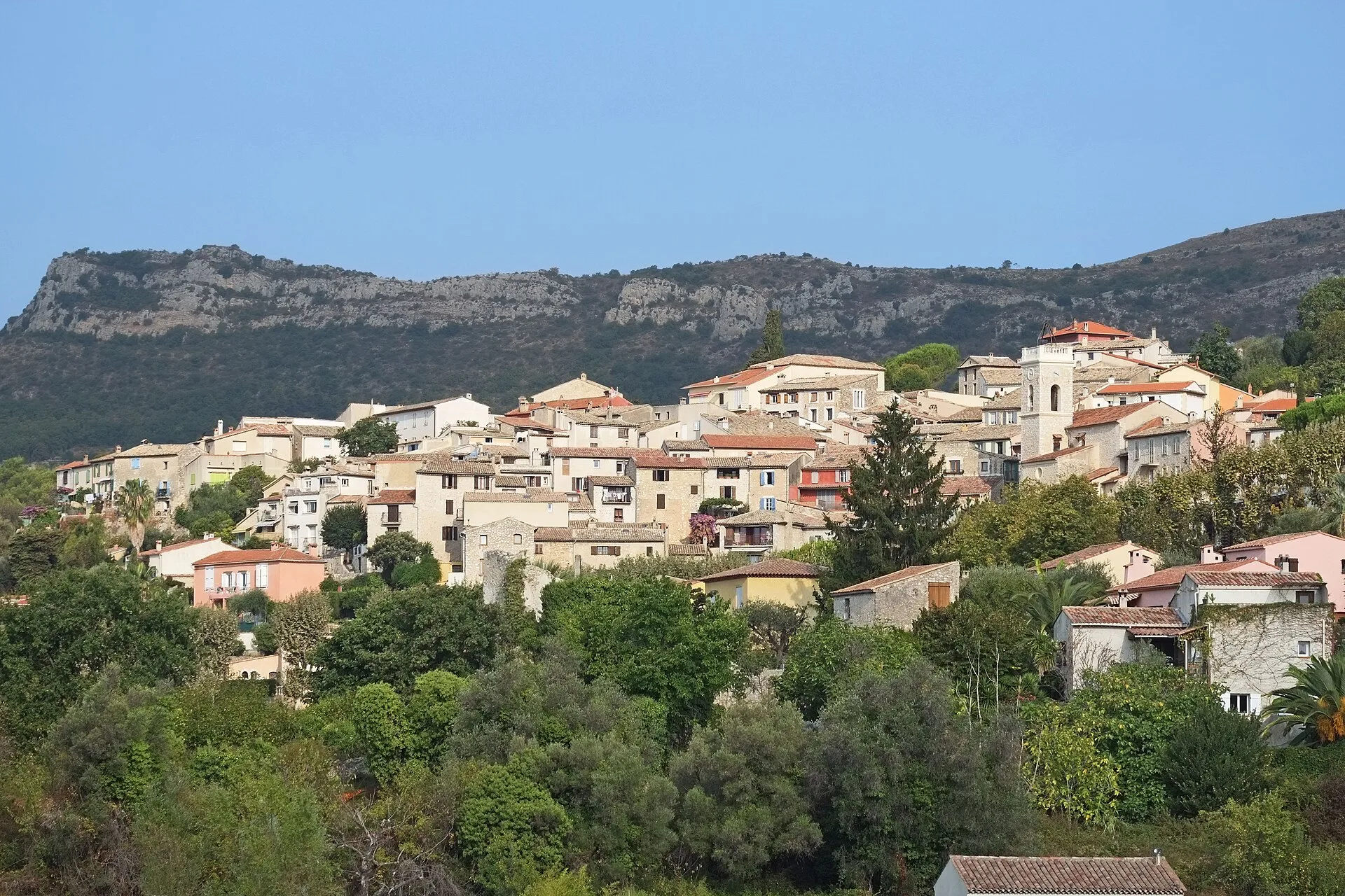 La Gaude - Vue du village de La Gaude depuis une impasse du chemin des Tuilières.