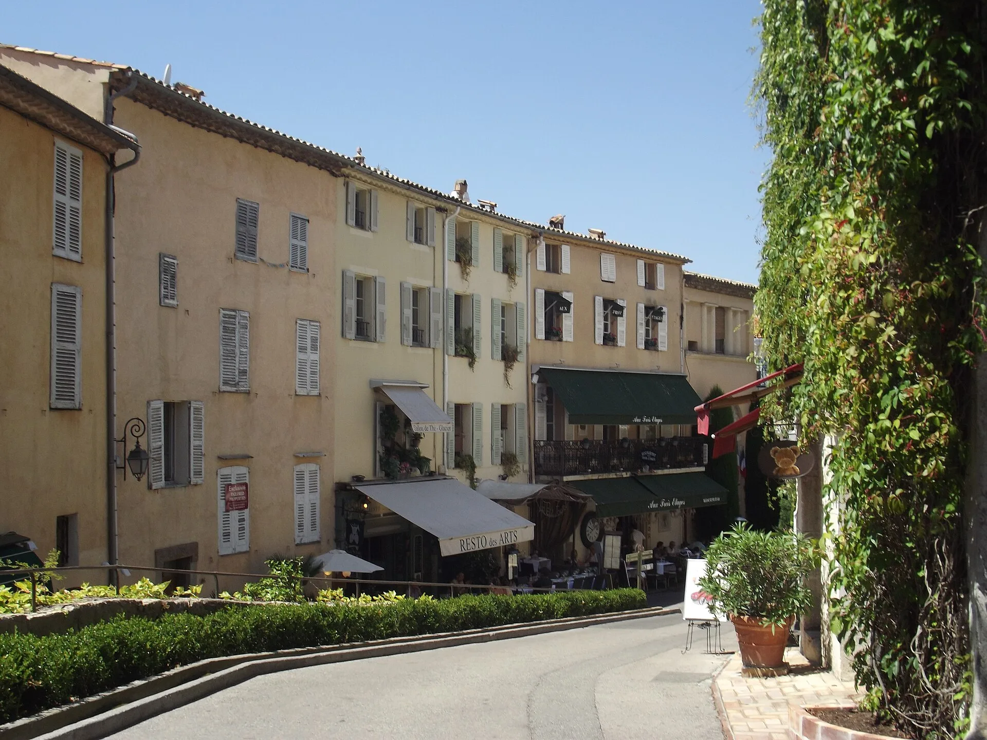 Mougins - Rue du Maréchal Foch dans le vieux-village de Mougins (Alpes-Maritimes)