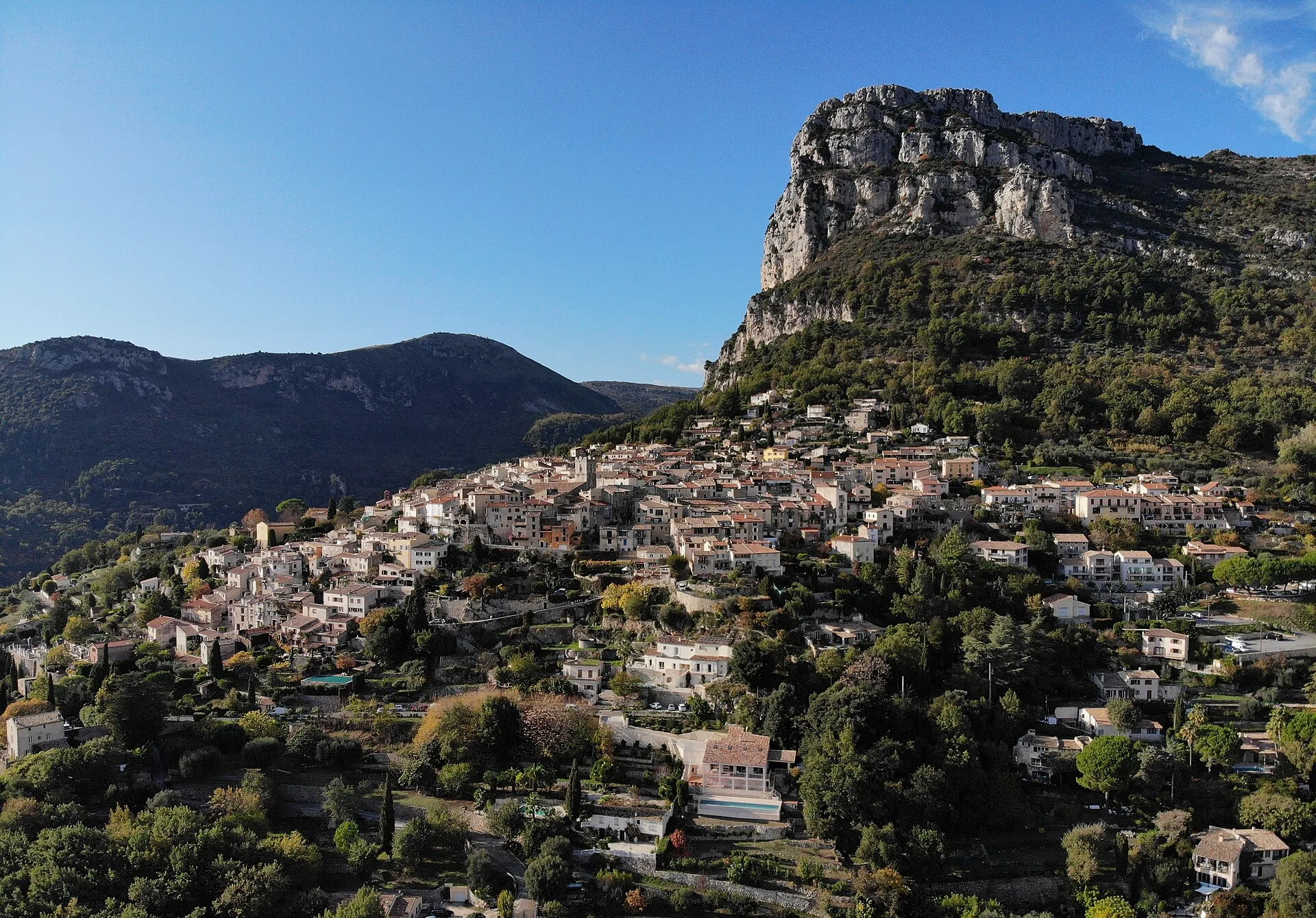 Saint-Jeannet - Vue de Saint-Jeannet (Alpes-Maritimes, France), surplombé par le Baou de Saint-Jeannet
