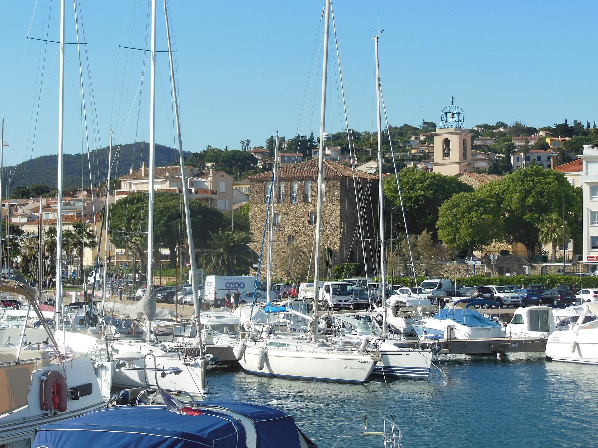 Sainte-Maxime - Sainte-Maxime (Var, France), la Tour Carrée et l'église vues du port de plaisance