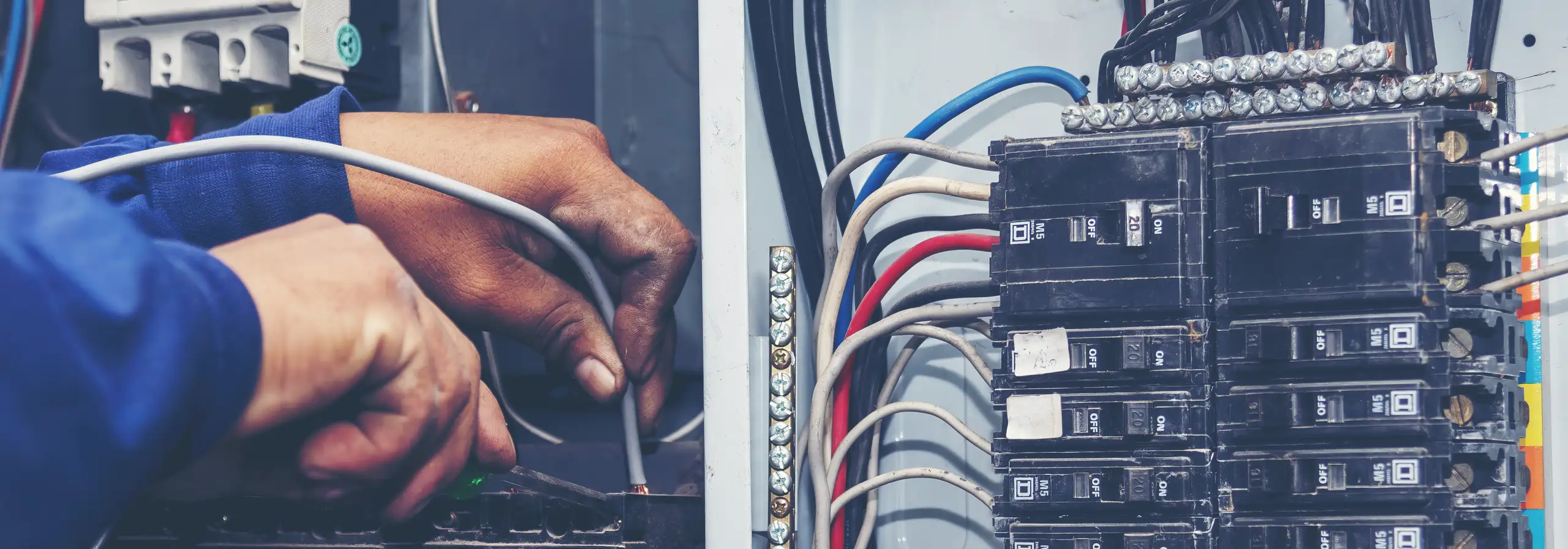 Installation d'un tableau électrique avec câblage organisé