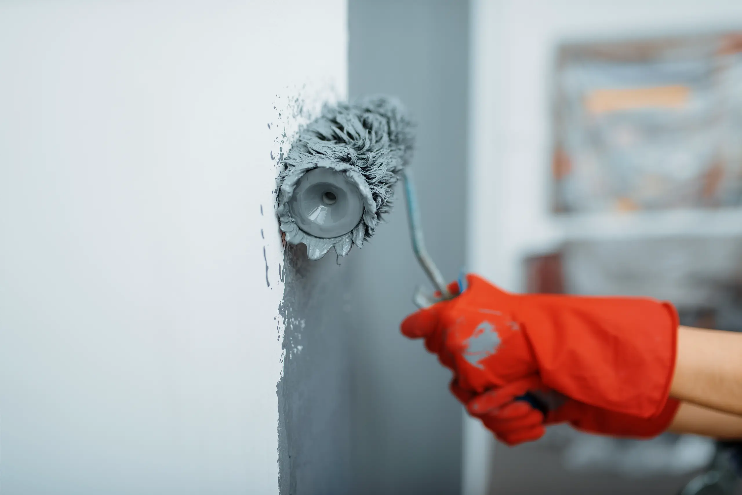 Application de peinture intérieure sur un mur par un professionnel
