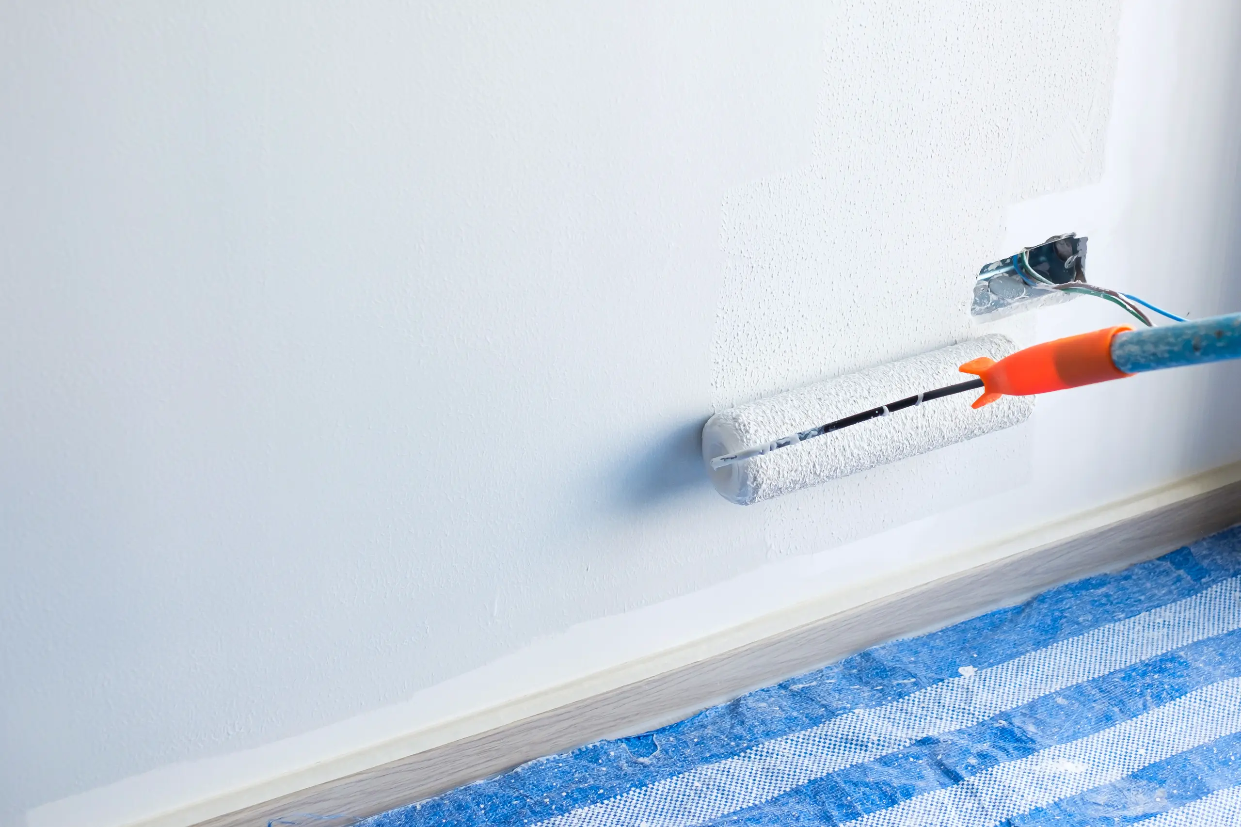 Application de peinture intérieure sur un mur avec rouleau