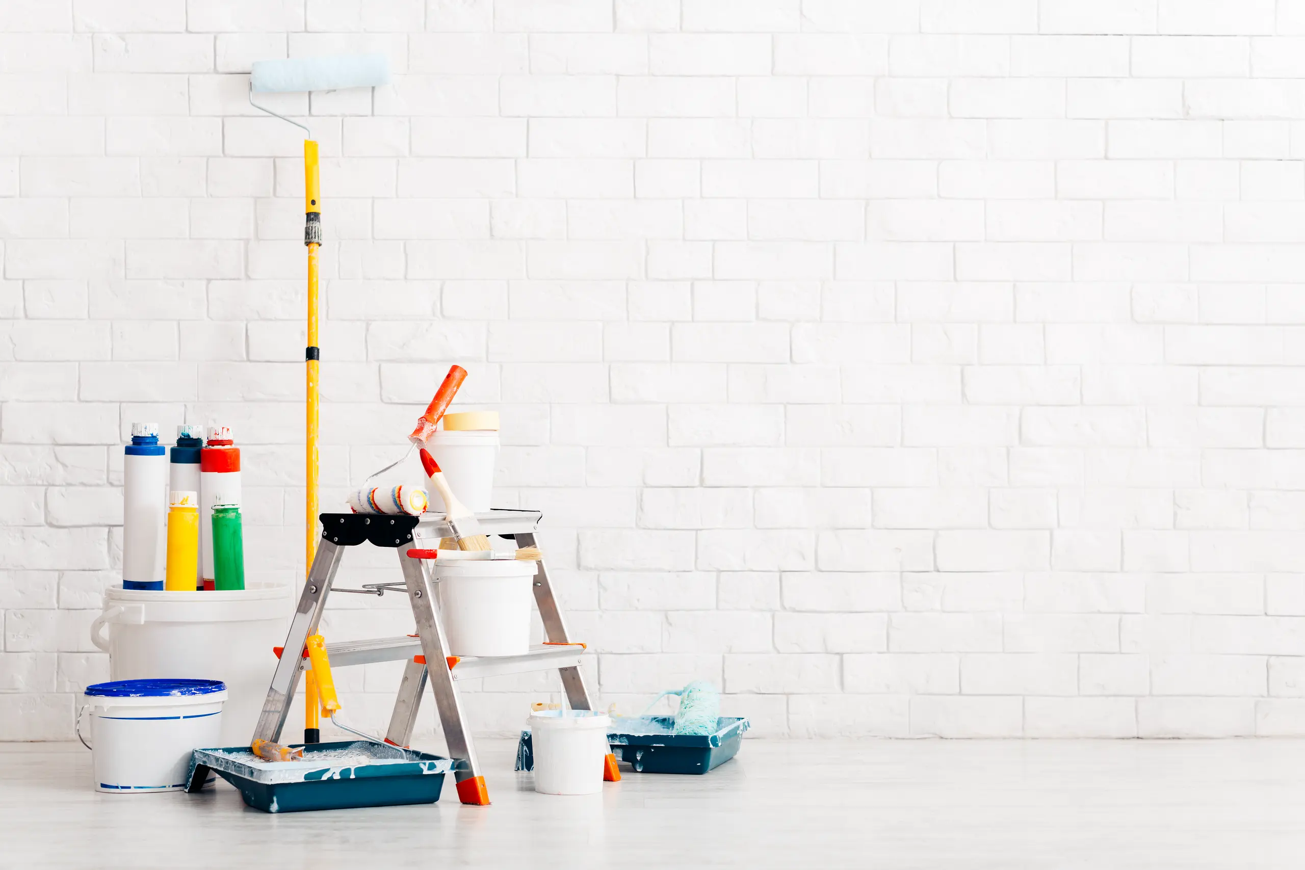 Équipement de peinture avec échelle et seaux, prêt pour une rénovation intérieure