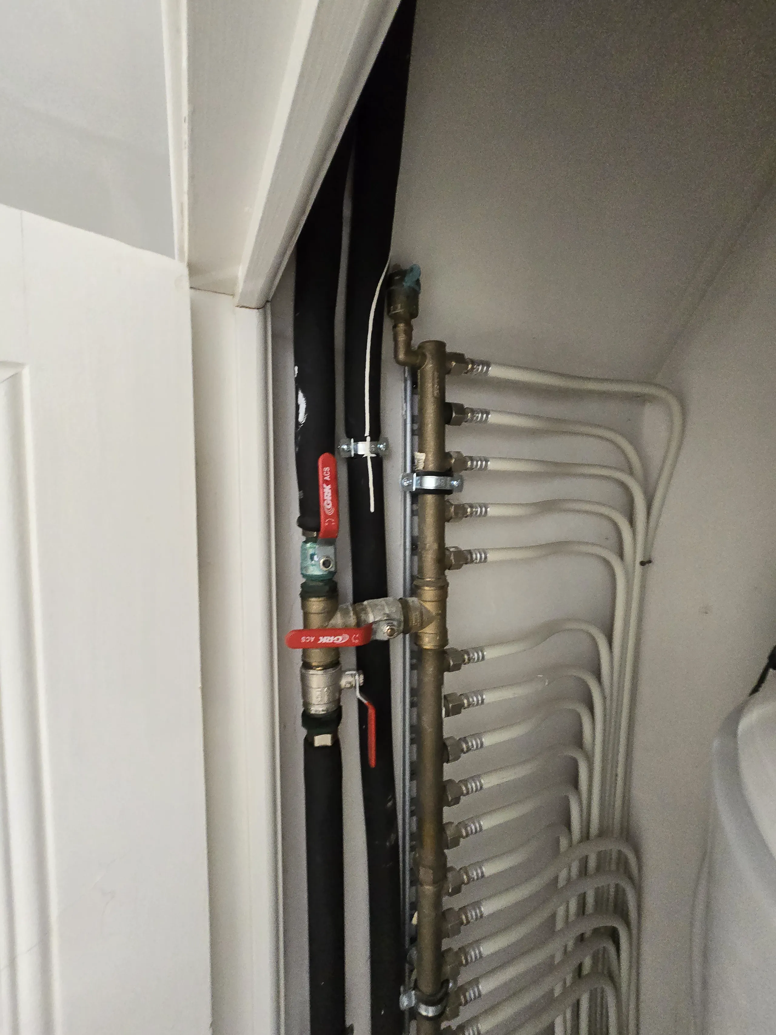Installation de plomberie avec tuyaux et vannes bien agencés