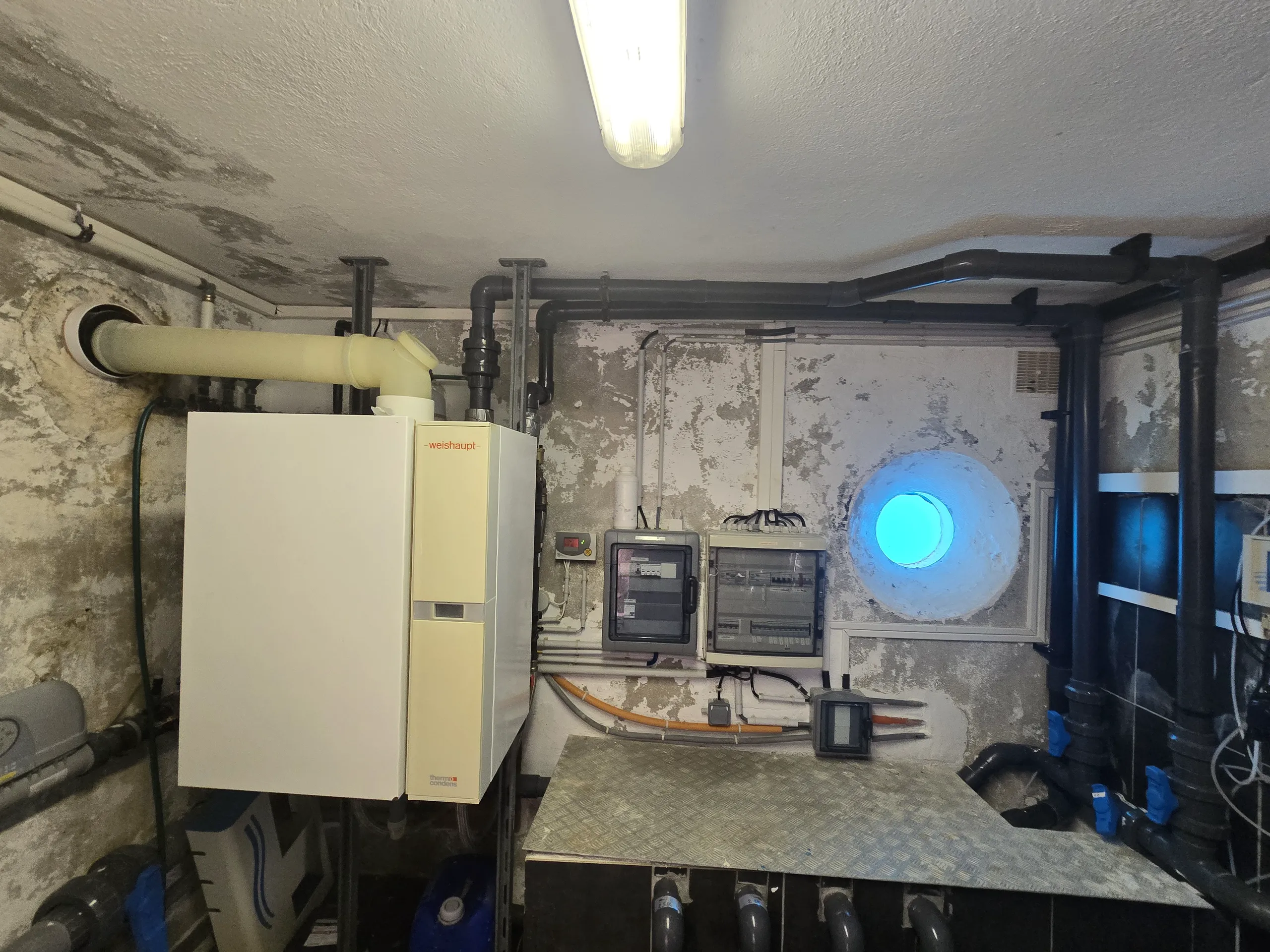 Rénovation électrique avec équipements et plomberie dans un espace intérieur