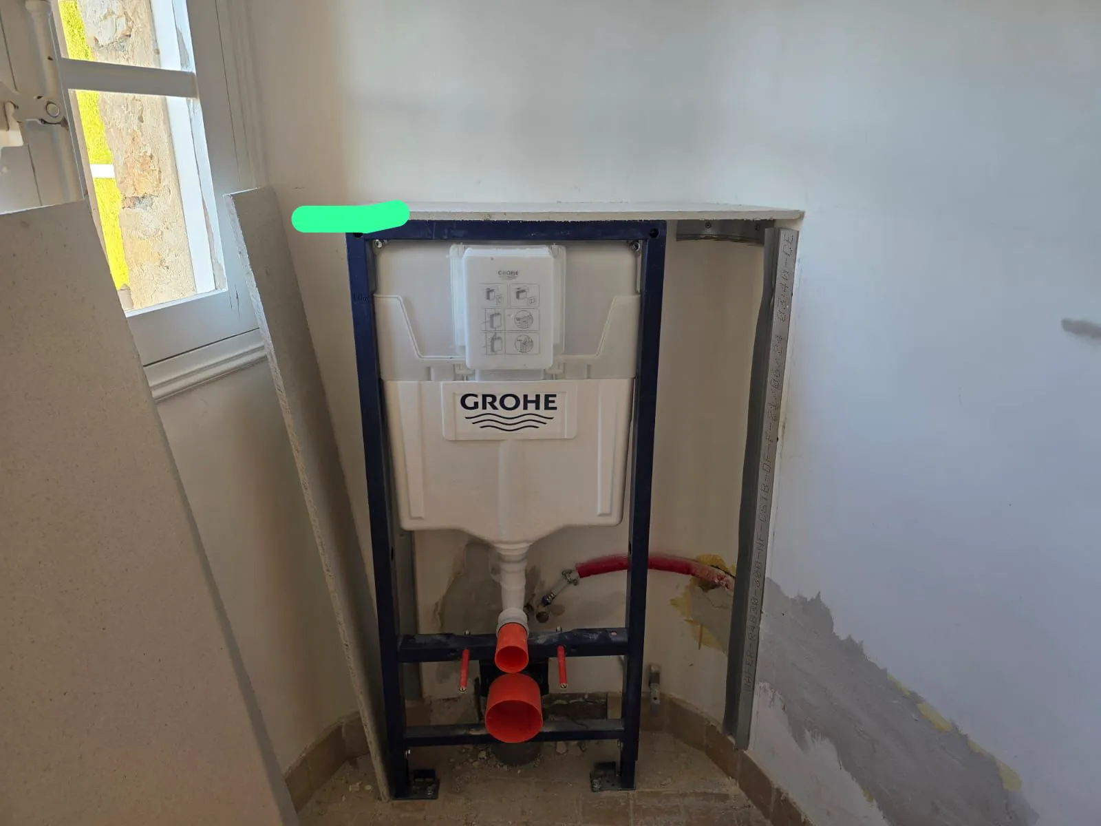 Installation électrique pour la plomberie dans une salle de bain moderne