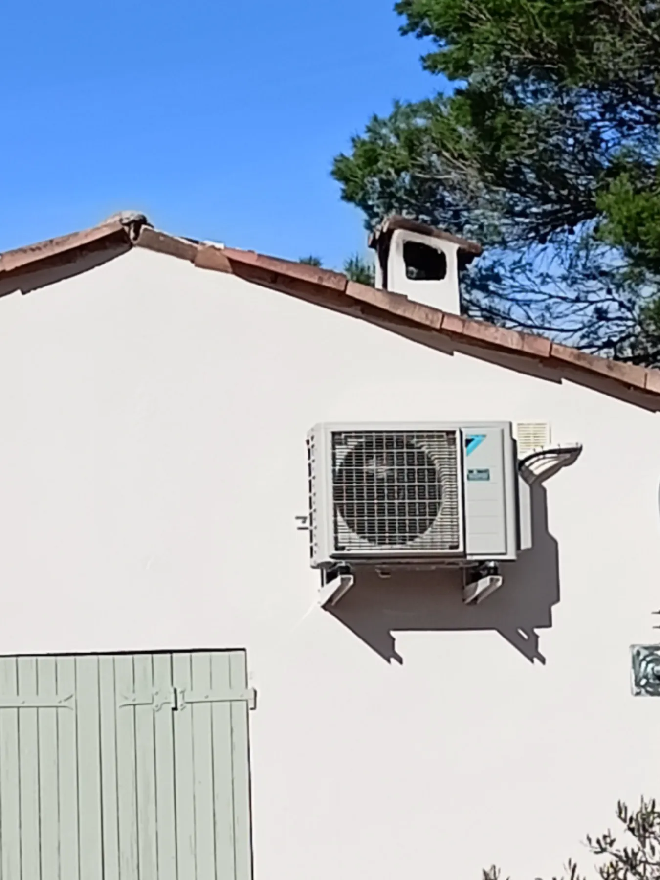 Installation d'une pompe à chaleur sur un mur extérieur