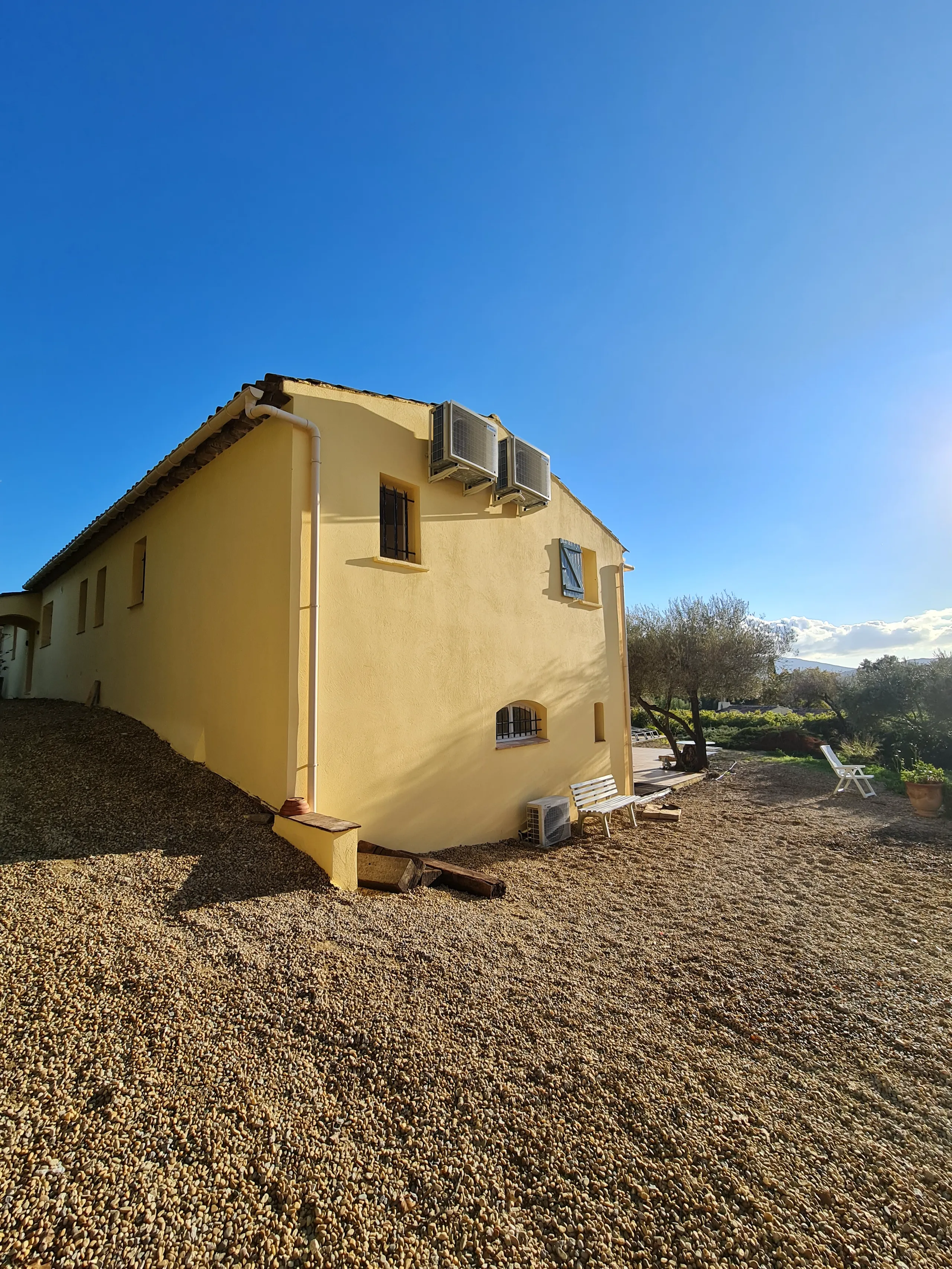 Façade d'une maison rénovée avec des installations de climatisation à la Côte d'Azur