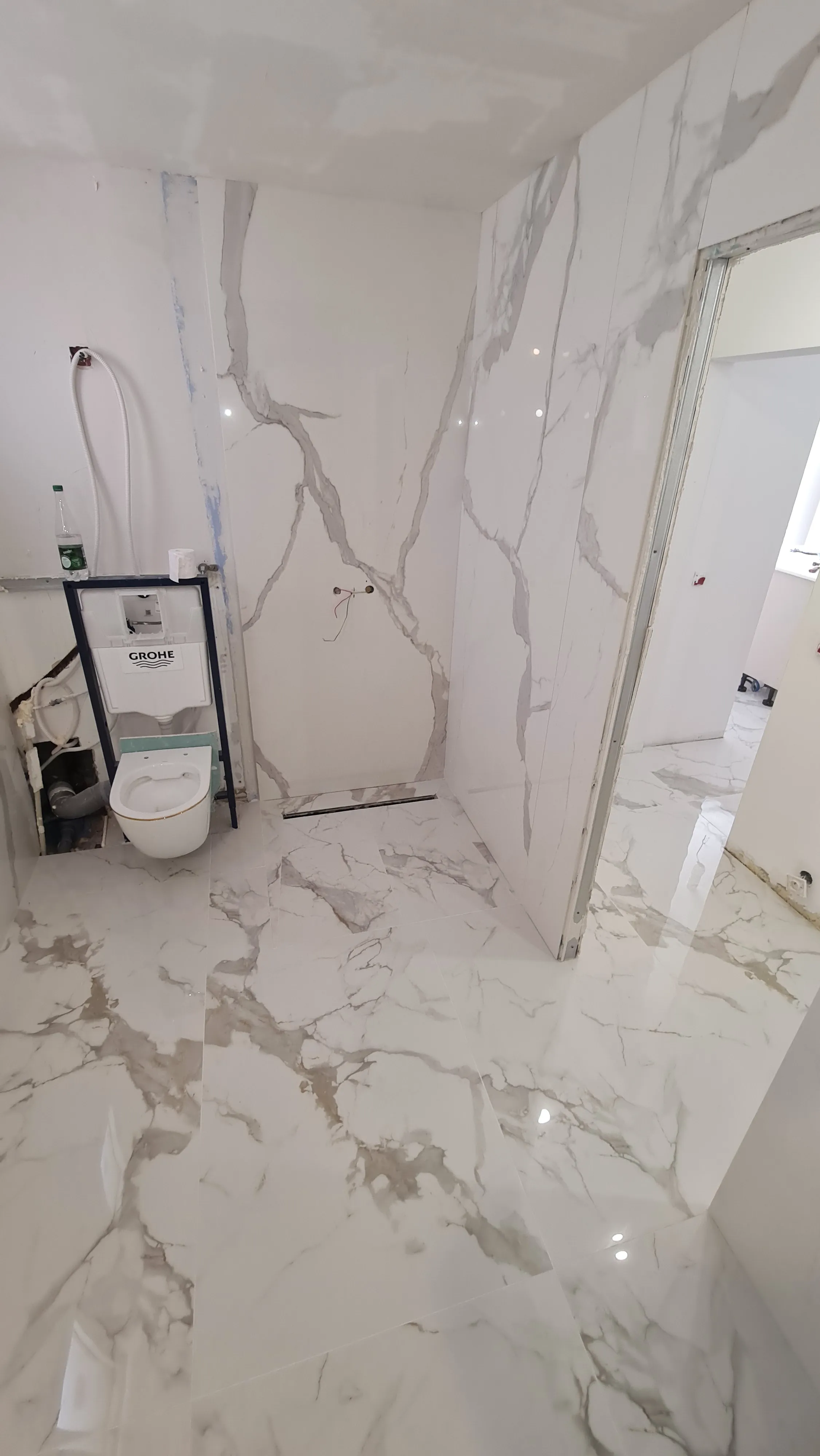 Salle de bain récemment rénovée avec carrelage élégant et moderne