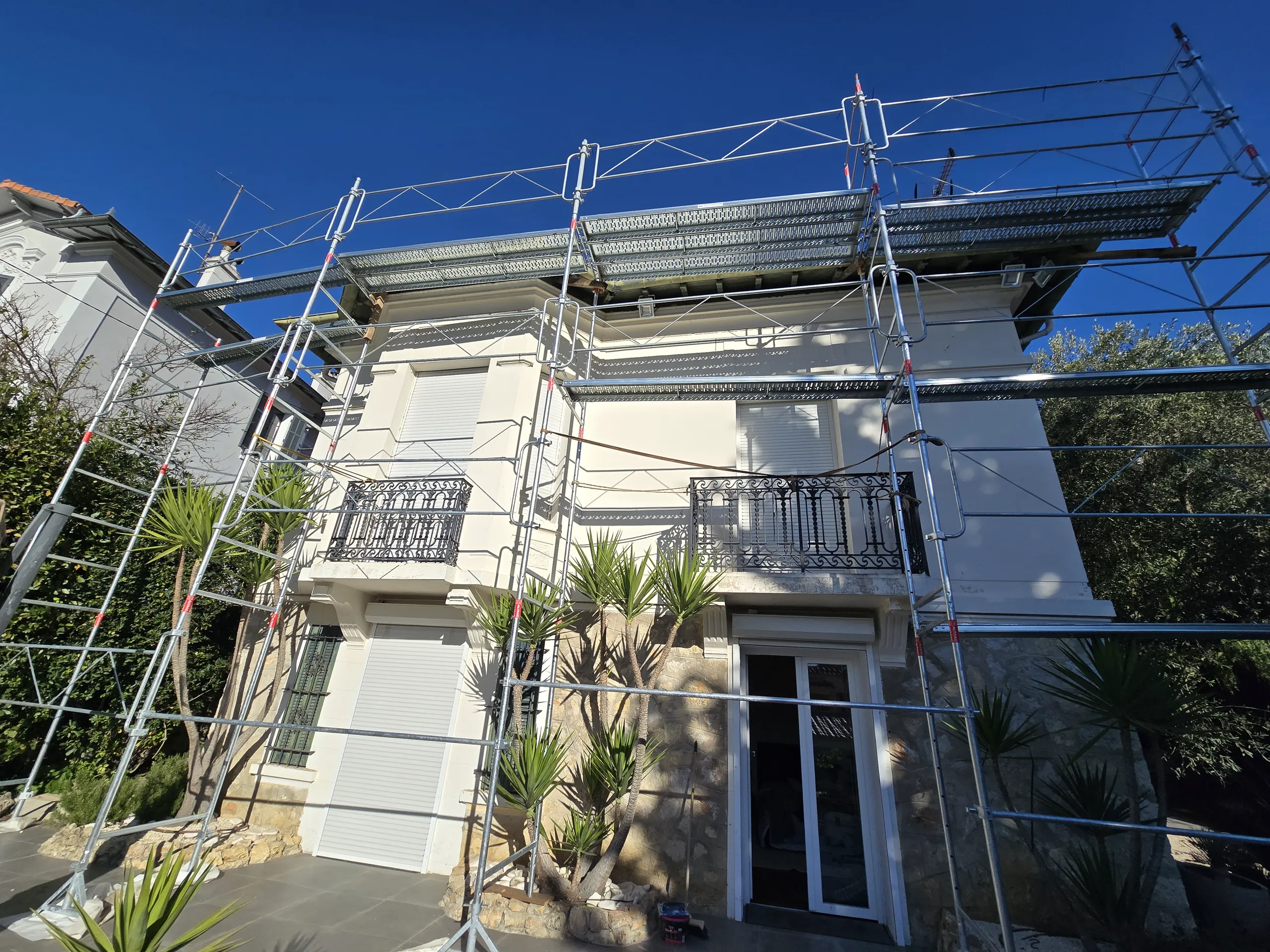 Façade d'une maison en rénovation avec échafaudage, services de ravalement de façade