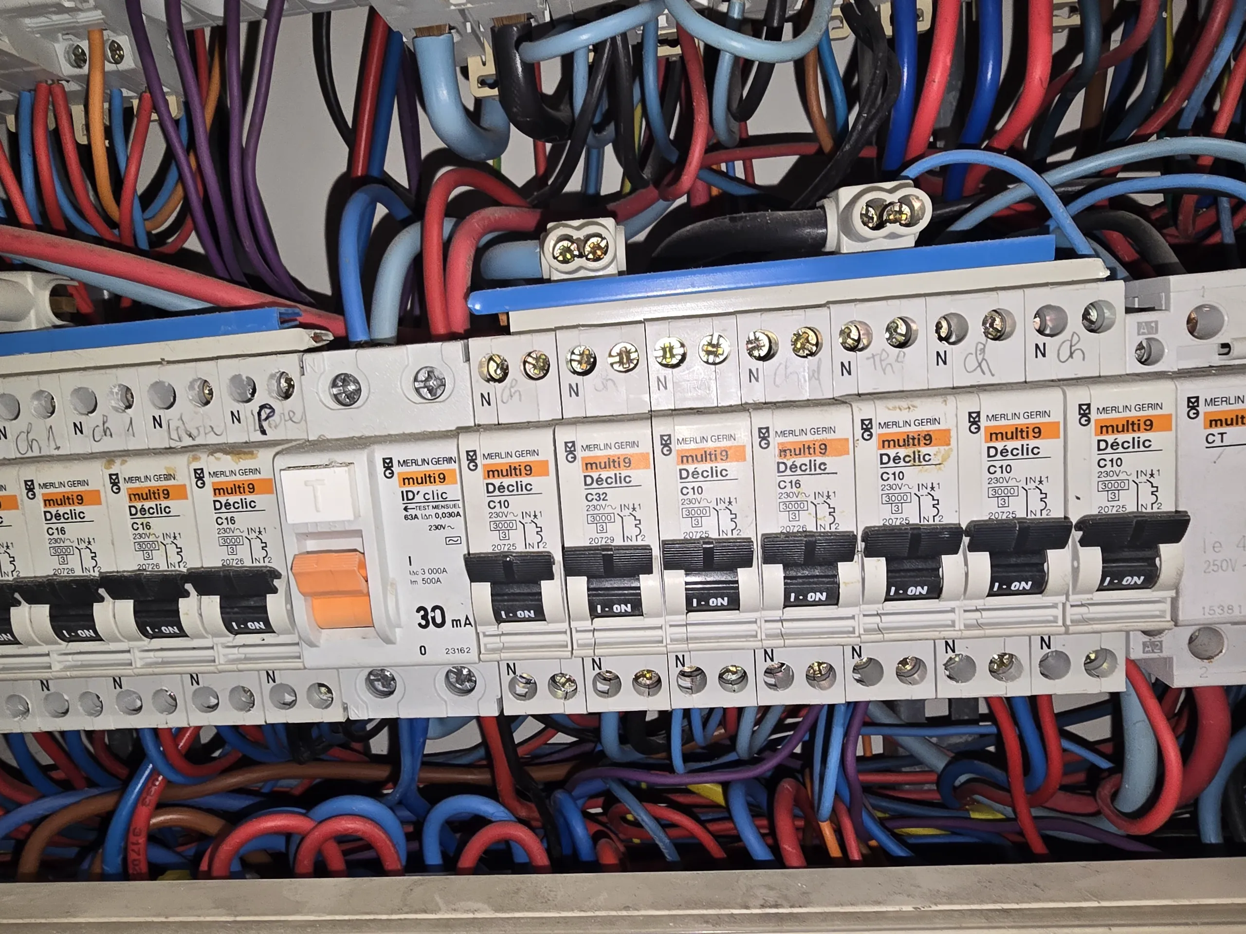 Tableau électrique bien organisé avec des disjoncteurs pour la mise aux normes électriques