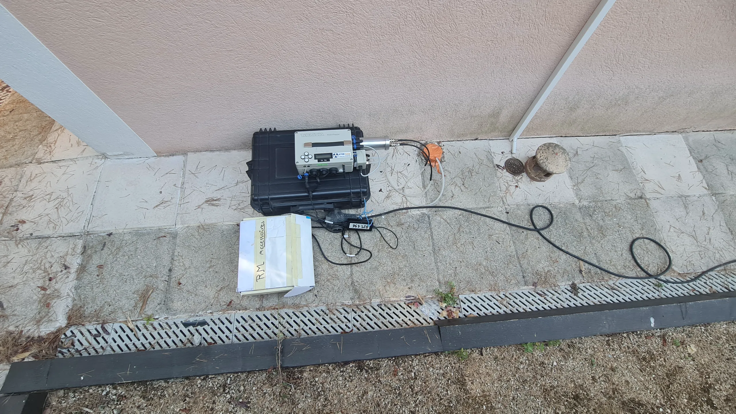 Équipement de plomberie sur un chantier de rénovation extérieure