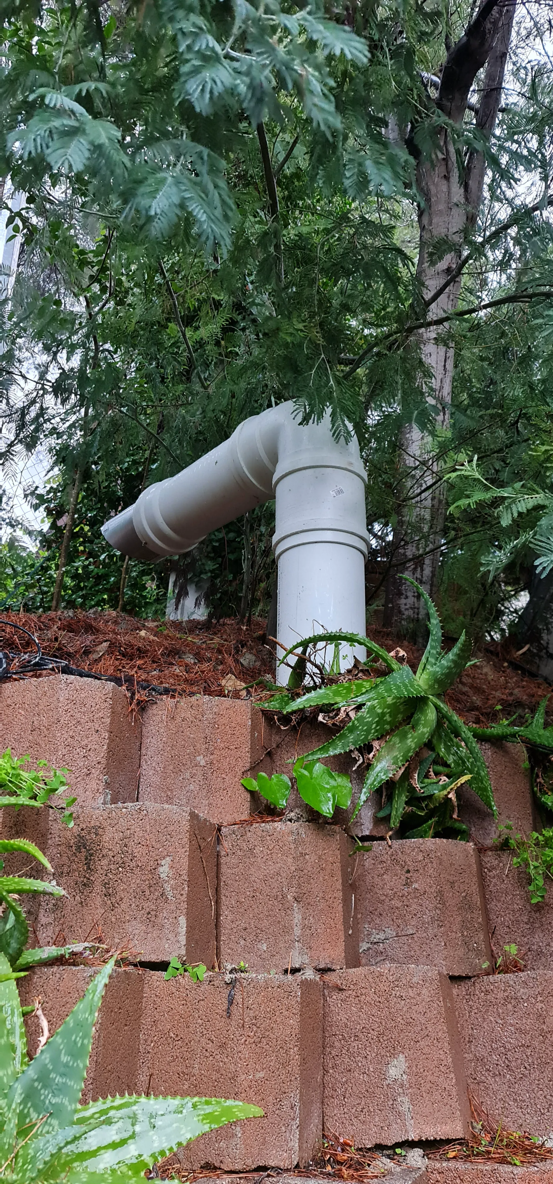 Système de drainage extérieur avec tuyau en PVC sur un mur de blocs de béton